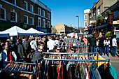Menschen hängen auf dem Broadway Market in Shoreditch, East London, London, Großbritannien herum