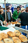 Menschen hängen auf dem Broadway Market in Shoreditch, East London, London, Großbritannien herum