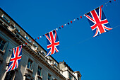 Union Jacks beim Schmücken der Regent Street im Zentrum von London, London, UK