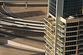 UAE, Wohnblock vor großer Straßenkreuzung; Dubai