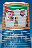 VAE, Großes Porträt von Scheich Mohammed Bin Rashid Al Maktoum und Khalifa bin Zayed Al Nahyan auf einem Bürogebäude; Dubai
