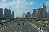 VAE, Blick entlang der Sheik Zayed Road auf das Dubai Marina Gebiet; Dubai