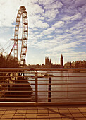 Großbritannien, London, Hungerford Fußgängerbrücke, Houses Of Parliament und Millenium Wheel