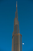 Dubai, Uaedetail des Burj Khalifa mit dahinter aufsteigendem Mond