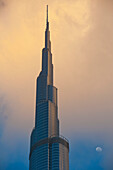 Dubai, Detail des Burj Khalifa mit aufgehendem Mond im Hintergrund