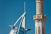 VAE, Detail des Minaretts der kleinen Moschee vor dem Burj Al Arab Hotel; Dubai