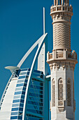 Dubai, Uaedetail des Minaretts der kleinen Moschee vor dem Burj Al Arab Hotel