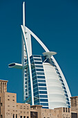 VAE, Madinat Jumeirah Hotel mit Burj Al Arab Hotel dahinter; Dubai