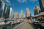 VAE, Boote und Cafés in der Dubai Marina; Dubai