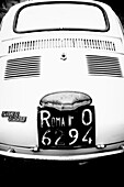 Fiat 500 mit Roma-Kennzeichen, Bezirk Travastere; Rom, Latium, Italien
