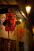 Marokkanische Nationalflaggen hängen in der Medina; Marrakesch, Marokko
