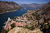 Blick von der Spitze der Stadtmauer auf den Fjord von Kotor, Montenegro.Tif