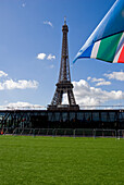 Frankreich, Paris, Eiffelturm vom Quai Branly Museum aus