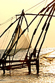Chinesische Fischernetze auf dem Arabischen Meer, Malabarküste bei Fort Cochin; Kochi, Kerala, Indien