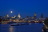 Uk, Gb, England, London, Stadtsilhouette in der Abenddämmerung mit Mond