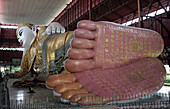 Große Füße der Buddha-Statue; Rangun, Burma