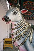 India, Madras, Kapaleeshwara Temple; Chennai, Statue depicting cow