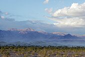 Usa, Kalifornien, Mesquite Flat Dunes und Amargosa Range Berge; Death Valley National Park