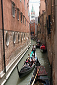 Gondeln in engem Kanal, Venedig, Italien.