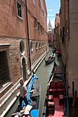 Gondeln im Seitenkanal, Venedig, Italien.