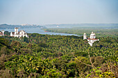 Die Kathedrale von Se (S?atedral de Santa Catarina) auf der linken Seite und die Kirche von St. Cajetan auf der rechten Seite, umgeben von tropischen Palmenhainen entlang des Mandovi Flusses in Velha Goa; Old Goa, Goa, Indien