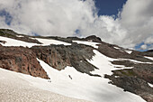 Mehrere Wanderer bahnen sich einen Weg durch den Schnee auf dem Mount Rainier; Mount Rainier National Park, Washington