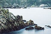 Felsenküste und Felsformationen im Point Lobos State Park; Carmel, Kalifornien, Vereinigte Staaten von Amerika