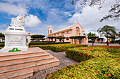 Kirche des Heiligen Franz von Assisi, wieder aufgebaut 1932, mit dem Kirchenplatz und dem Kriegerdenkmal im Vordergrund in der Stadt Saint Francois, Grande-Terre; Guadeloupe, Französisch-Westindien