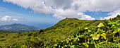 Wolkenformation und Berglandschaft mit der Stadt Basse-Terre von den Hängen des Vulkans La Soufriere aus gesehen, einem aktiven Stratovulkan auf der Insel Basse-Terre; Guadeloupe, Französisch-Westindien