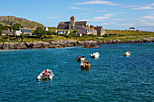 Mehrere Boote liegen im Wasser in der Nähe der Benediktinerabtei auf Iona, Schottland; Iona, Schottland