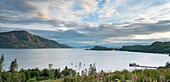 Ein weiter Himmel hängt über Loch Nevis, wo ein kleines Schiff in der Nähe von Inverie, Schottland, angedockt ist; Inverie, Schottland