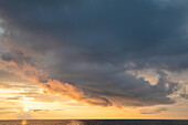 Tropischer Sonnenuntergang mit Sonnenspiegelung über dem Salomonischen Meer vor der Küste der Provinz Morobe; Marobe, Papua-Neuguinea