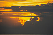 Tropischer Sonnenuntergang mit dramatischen Wolkenformationen vor der Küste der Morobe-Provinz; Marobe, Papua-Neuguinea