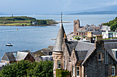 Ein Blick auf das Stadtzentrum von Oban, Schottland, und dessen Architektur und Hafen; Oban, Schottland