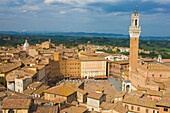 Überblick über die Piazza Del Campo und das historische Zentrum von Siena; Siena, Toskana, Italien