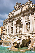 Der berühmte Trevi-Brunnen und der Palazzo Poli; Rom, Latium, Italien