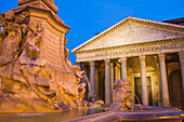 Der Pantheonbrunnen mit dem Pantheon im Hintergrund auf der Piazza della Rotonda; Rom, Latium, Italien