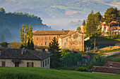 Gebäude und Landschaften bei Urbino; Urbino, Marken, Italien