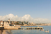 Küstenort Cascais mit Blick auf den Seixas-Palast entlang des Atlantiks am Ribeira-Strand; Cascai, Lissabon, Portugal