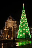 Weihnachtsbaumdekoration neben dem Rua Augusta Bogen in Praca Do Comercio; Lissabon, Estremadura, Portugal