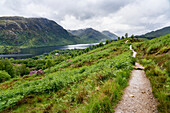 Ein Wanderweg schlängelt sich durch die Landschaft über dem See Loch Shiel bei Glenfinnan, Schottland; Glenfinnan, Schottland