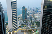 Blick über die Corniche Road auf den ADNOC Tower und die Nation Towers in der Abenddämmerung in Abu Dhabi City; Abu Dhabi, Vereinigte Arabische Emirate