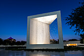 Das Gründerdenkmal mit dem Titel The Constellation in Abu Dhabi, Vereinigte Arabische Emirate, bei Sonnenuntergang. Eine Lichtskulptur zum Gedenken an Sheikh Zayed bin Sultan Al Nahyan und zu Ehren seiner Verdienste um das Land; Abu Dhabi, Vereinigte Arabische Emirate
