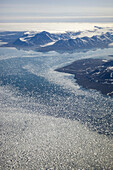 Luftaufnahme von Eisbergen im Fjord, Hornsund, Spitzbergen, Svalbard, Norwegen.