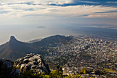 Blick auf Kapstadt von der Spitze des Tafelbergs.
