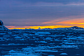 Ein Sonnenuntergang über dem Grandidier-Kanal in der Antarktis.