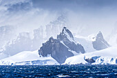 Eisberge und Berge in der Nähe von Cuverville Island, Antarktis.