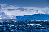Ein tafelförmiger Eisberg in der Nähe von Cuverville Island, Antarktis.