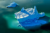Luftaufnahme von Eisbergen im Sermilik Fjord.