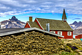 Historische Kirche im Inuit-Dorf Tasiilaq.